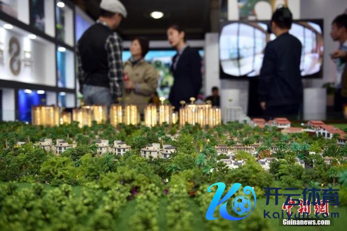 贵府图:售楼东说念主员向主顾先容楼盘 贵府图:售楼东说念主员向主顾先容楼盘